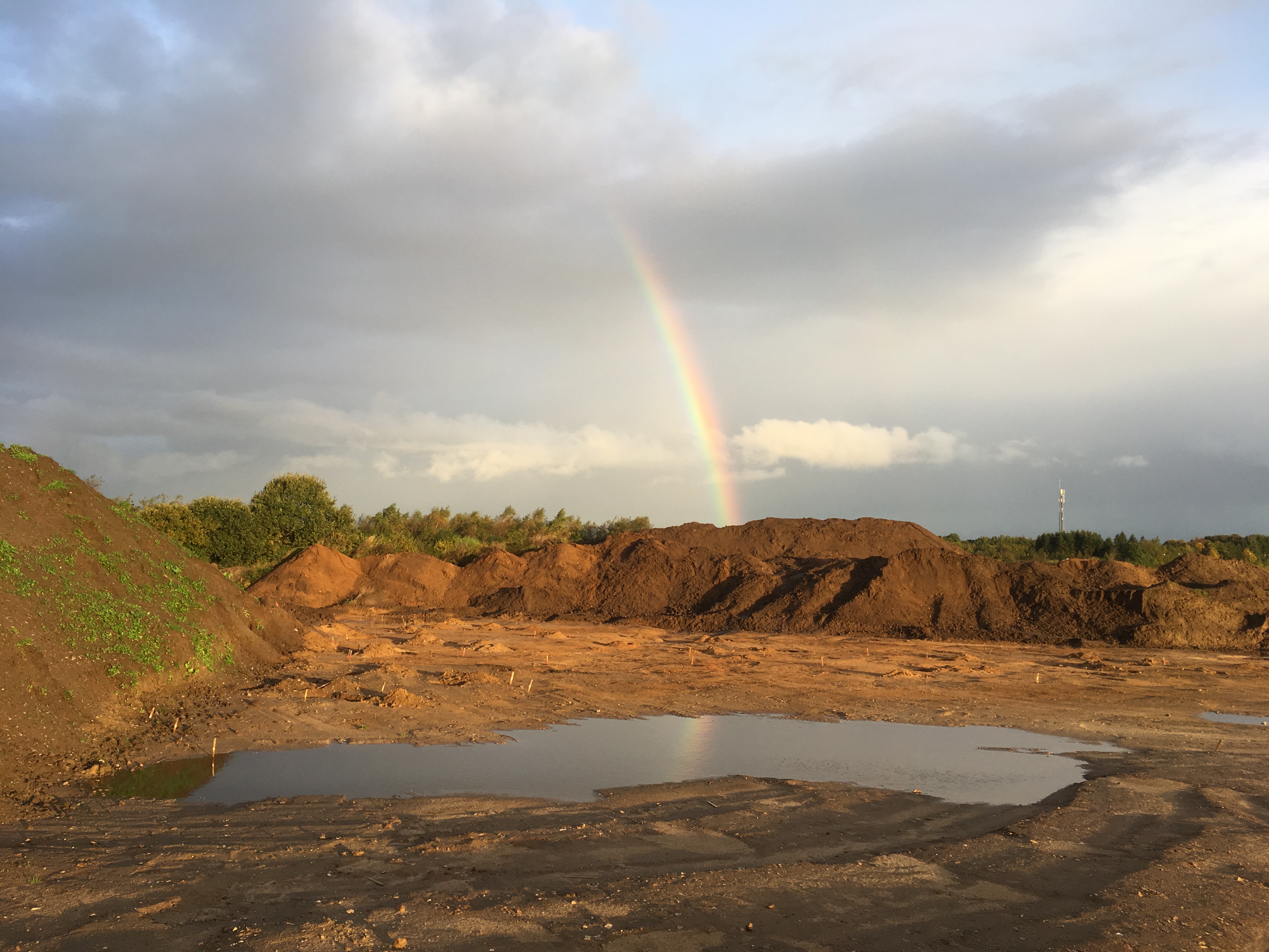 Regnbue over arkæologisk udgravning