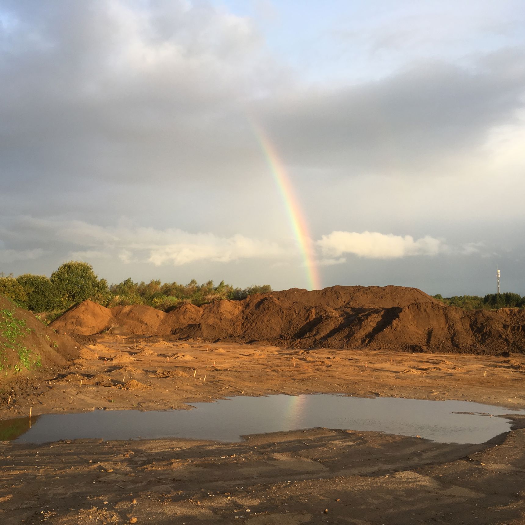 Regnbue over arkæologisk udgravning
