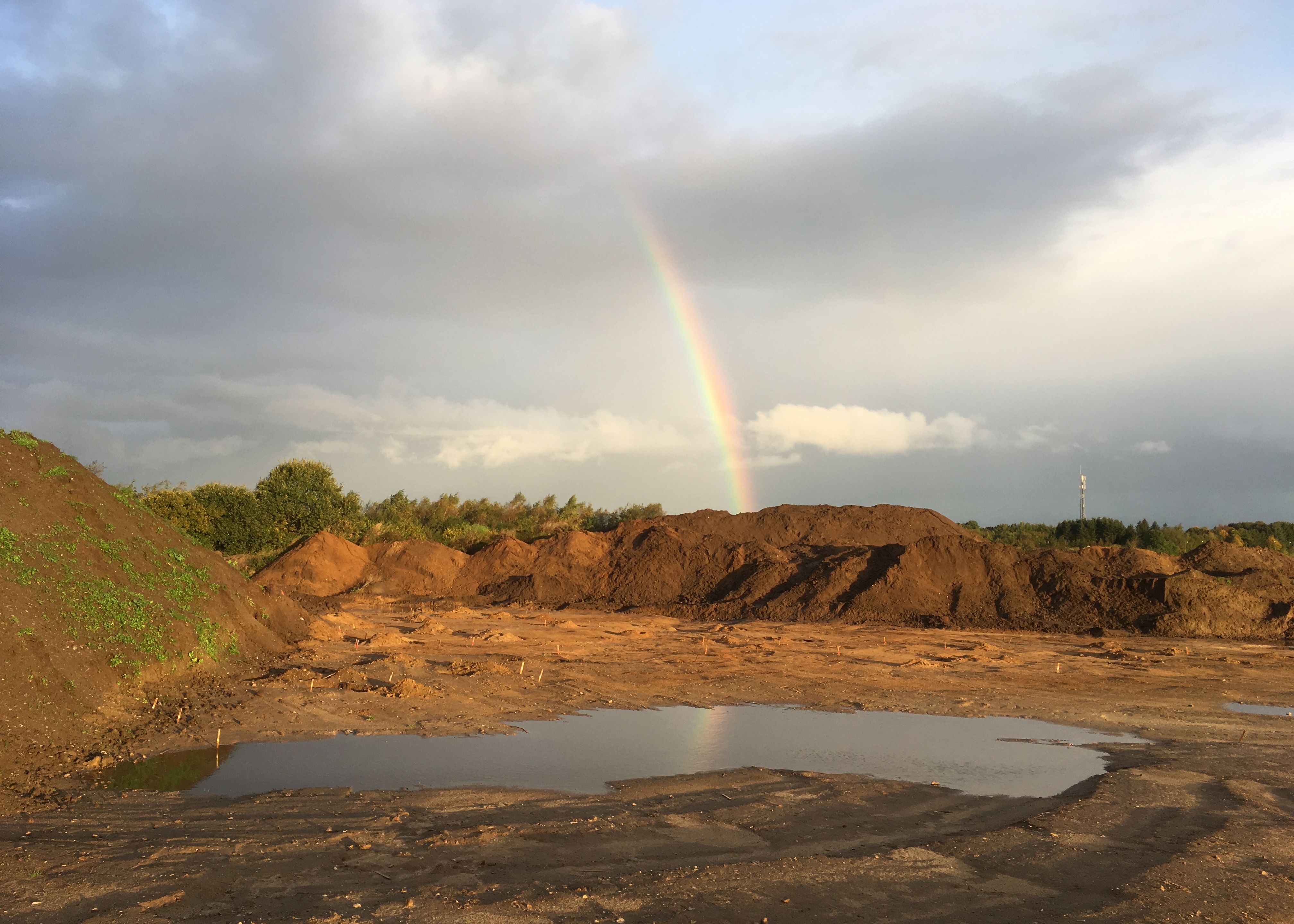 Regnbue over arkæologisk udgravning