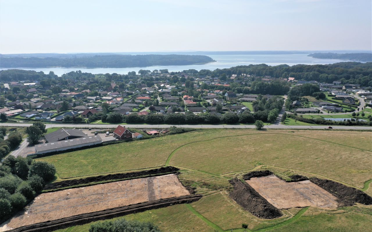 Vikingetidshal ved Erritsø. Dronefoto.