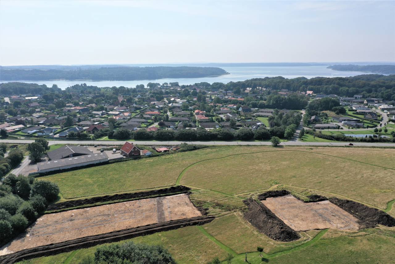 Vikingetidshal ved Erritsø. Dronefoto.