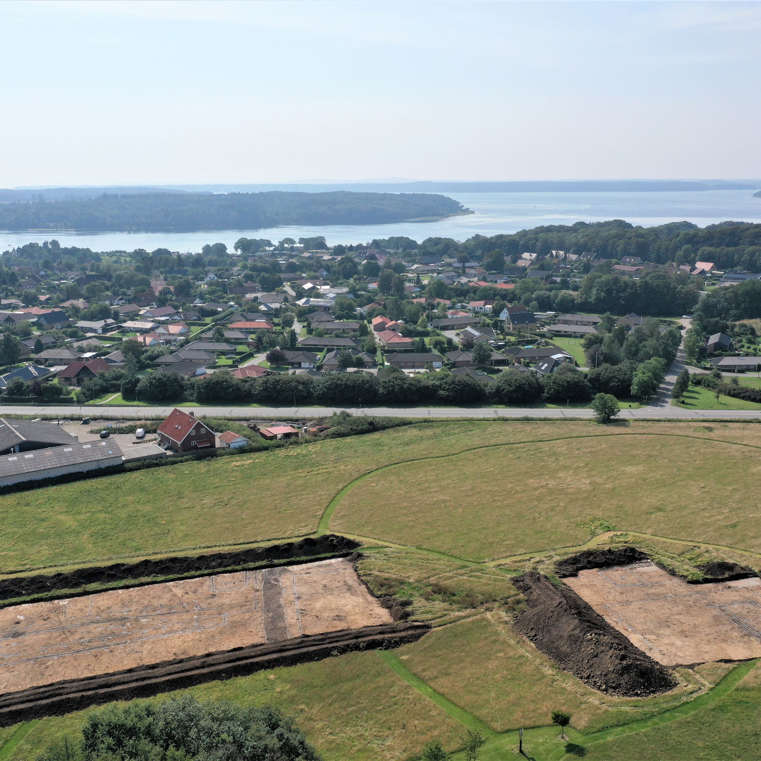 Vikingetidshal ved Erritsø. Dronefoto.