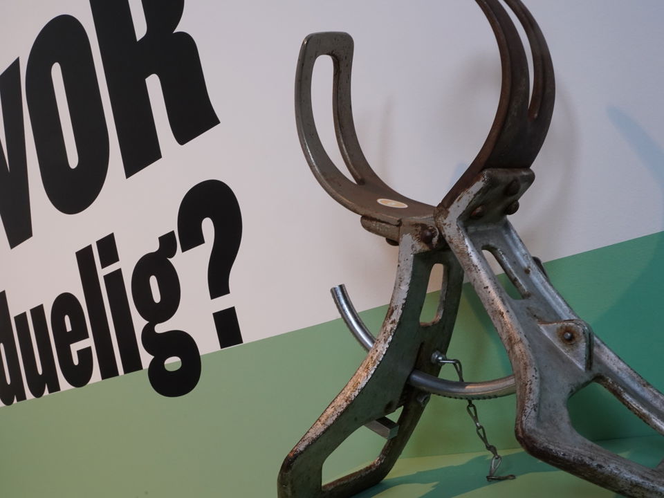 Foto af hovedmåler og skrift på væg: "Hvor uduelig?"