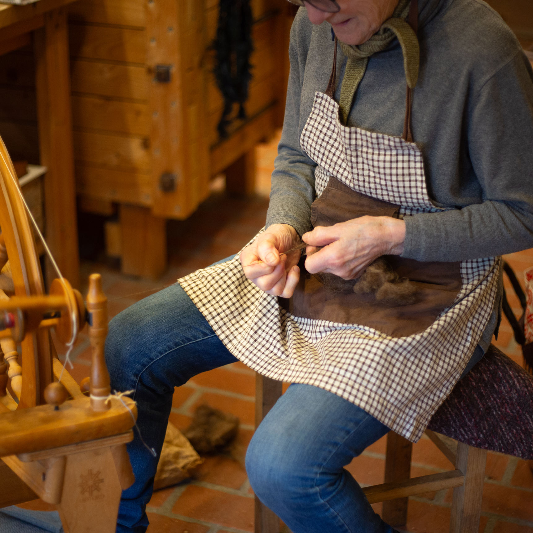 Kvinde der spinder garn