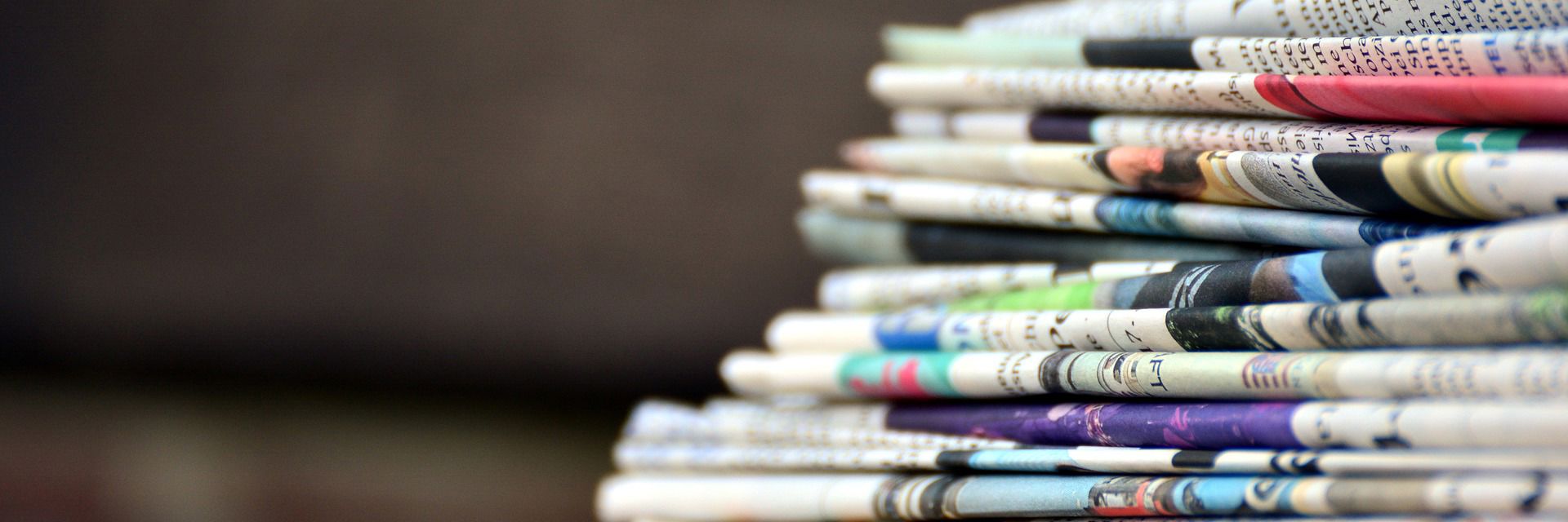 En stabel sammenfoldede aviser