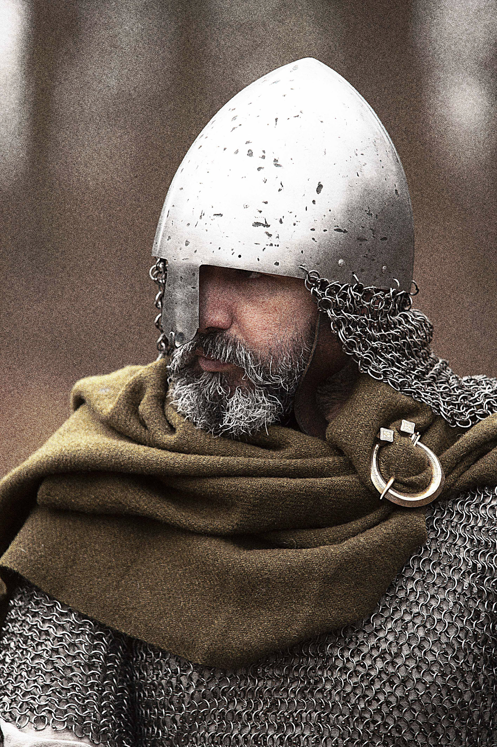 Viking i hjelm og ringbrynje med grøn kappe