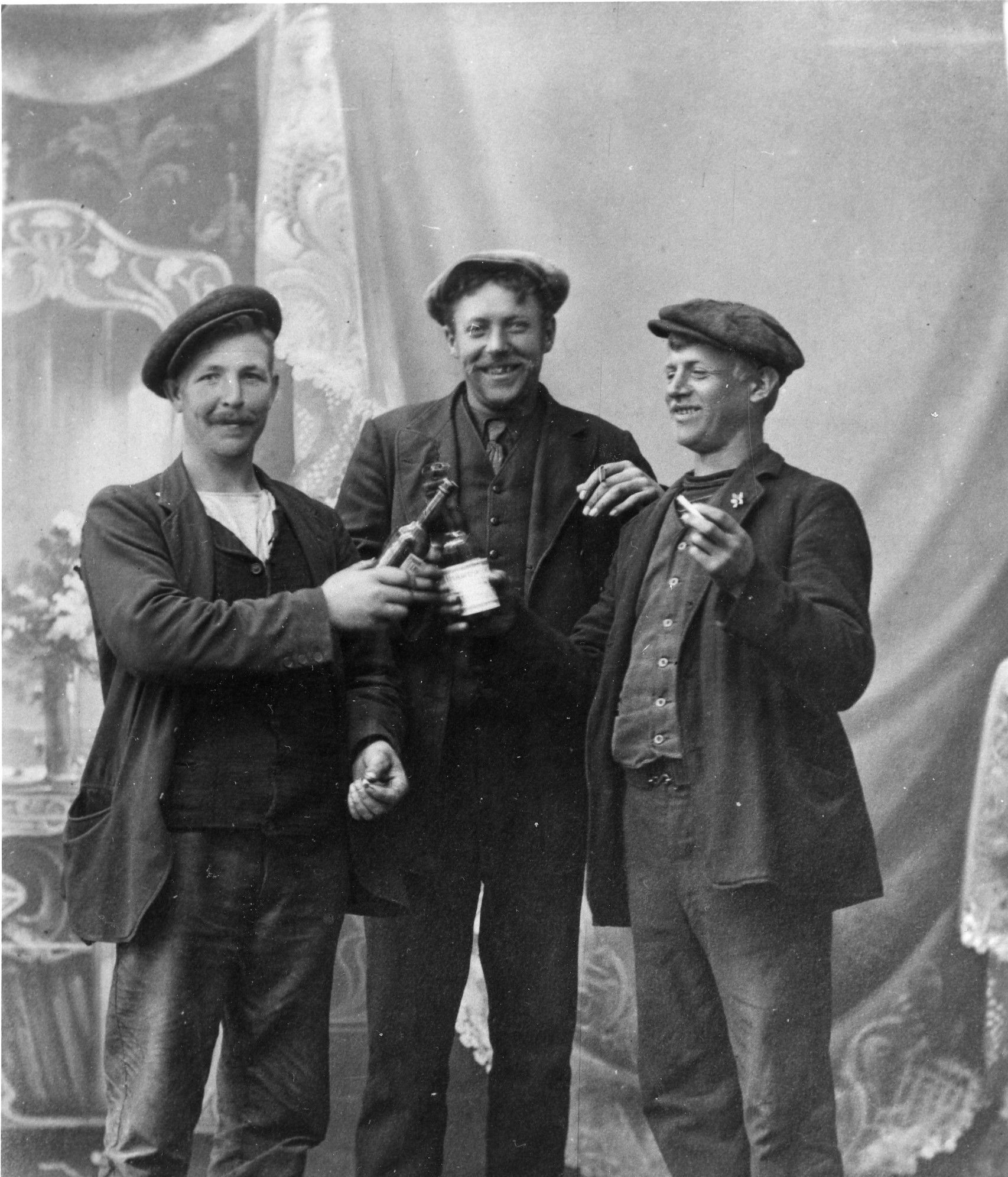 Sort-hvid foto af 3 glade jernbanearbejdere