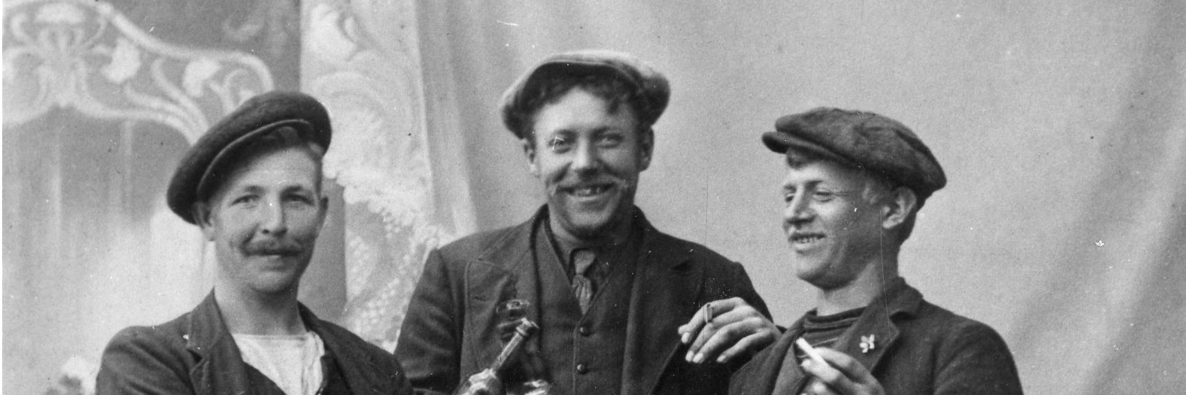 Sort-hvid foto af 3 glade jernbanearbejdere