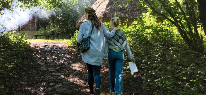 Mor og datter i jernalderlandsbyen