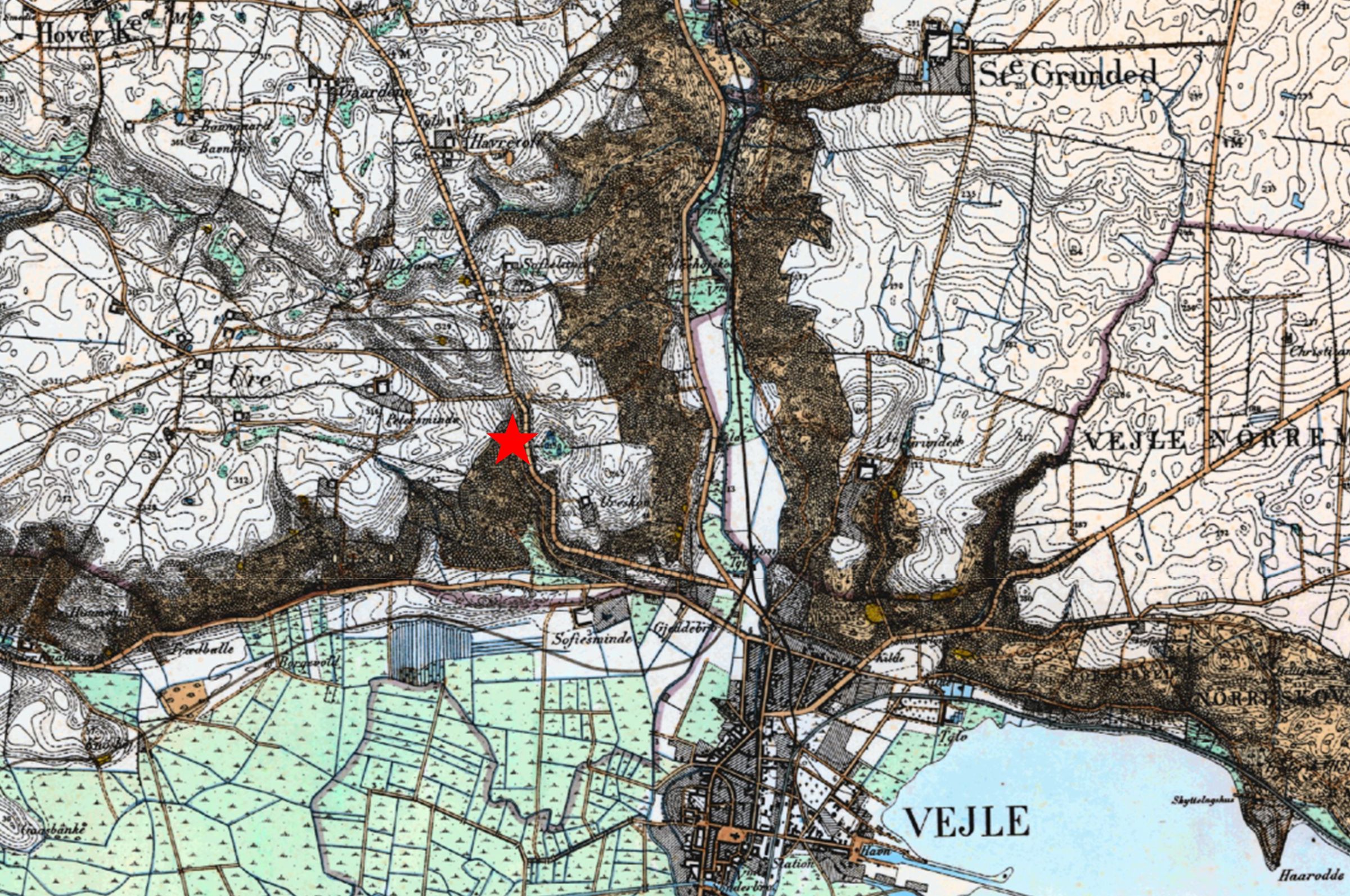 Fig. 9: Kort fra 1842. Nederst på kortet kan man se Skt. Nikolai Kirke i Vejle by og ca. 1,5 km mod nordvest markerer en rød stjerne, hvor Uhrhøj-skatten blev fundet nær landevejen, som fører til Jelling og Hærvejen.