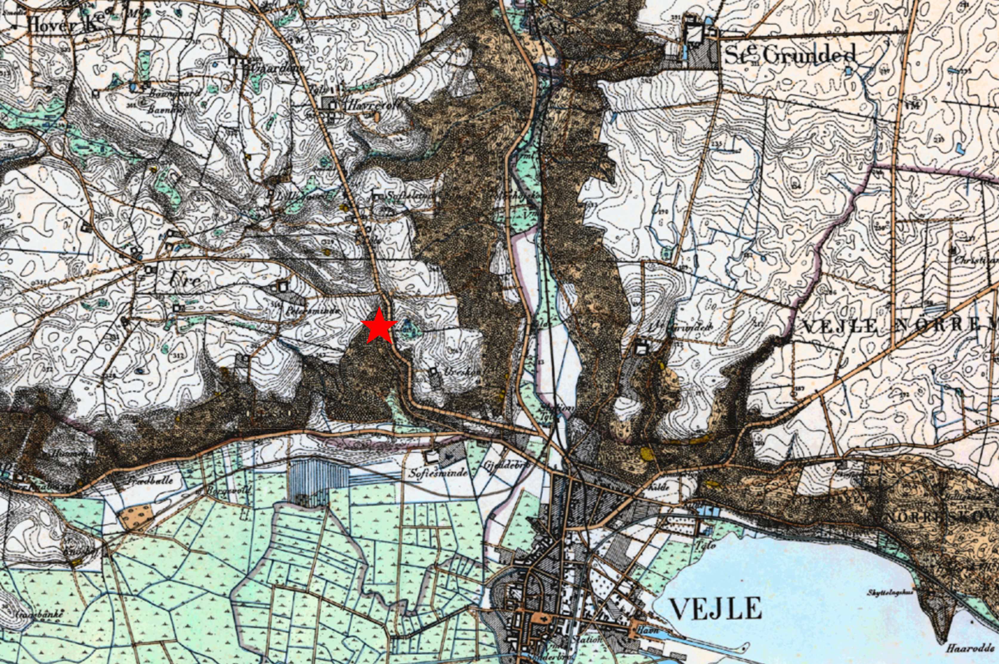 Fig. 9: Kort fra 1842. Nederst på kortet kan man se Skt. Nikolai Kirke i Vejle by og ca. 1,5 km mod nordvest markerer en rød stjerne, hvor Uhrhøj-skatten blev fundet nær landevejen, som fører til Jelling og Hærvejen.
