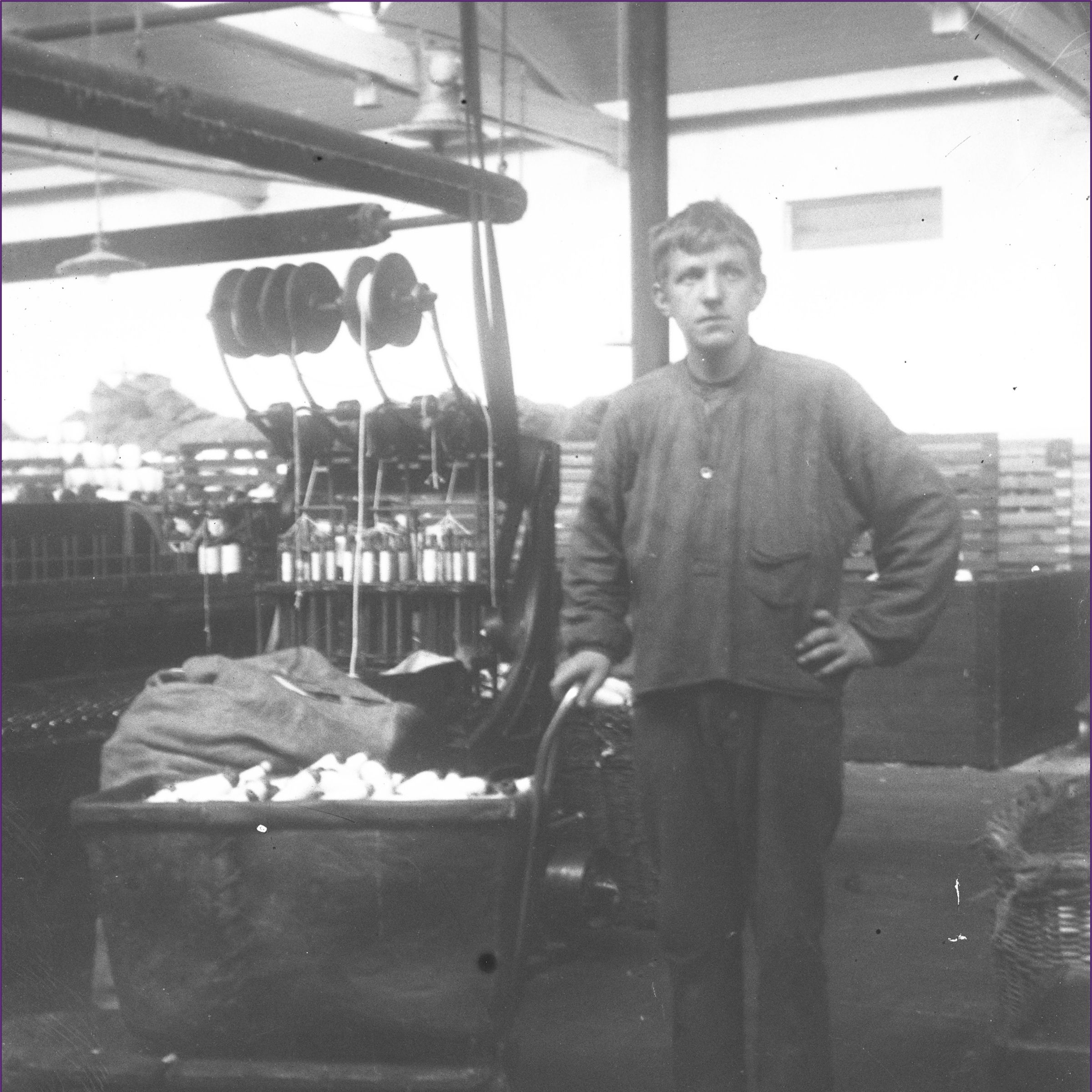 Ung tekstilarbejder ved De Danske Bomuldsspinderier, Spinderigade, ca. 1915.