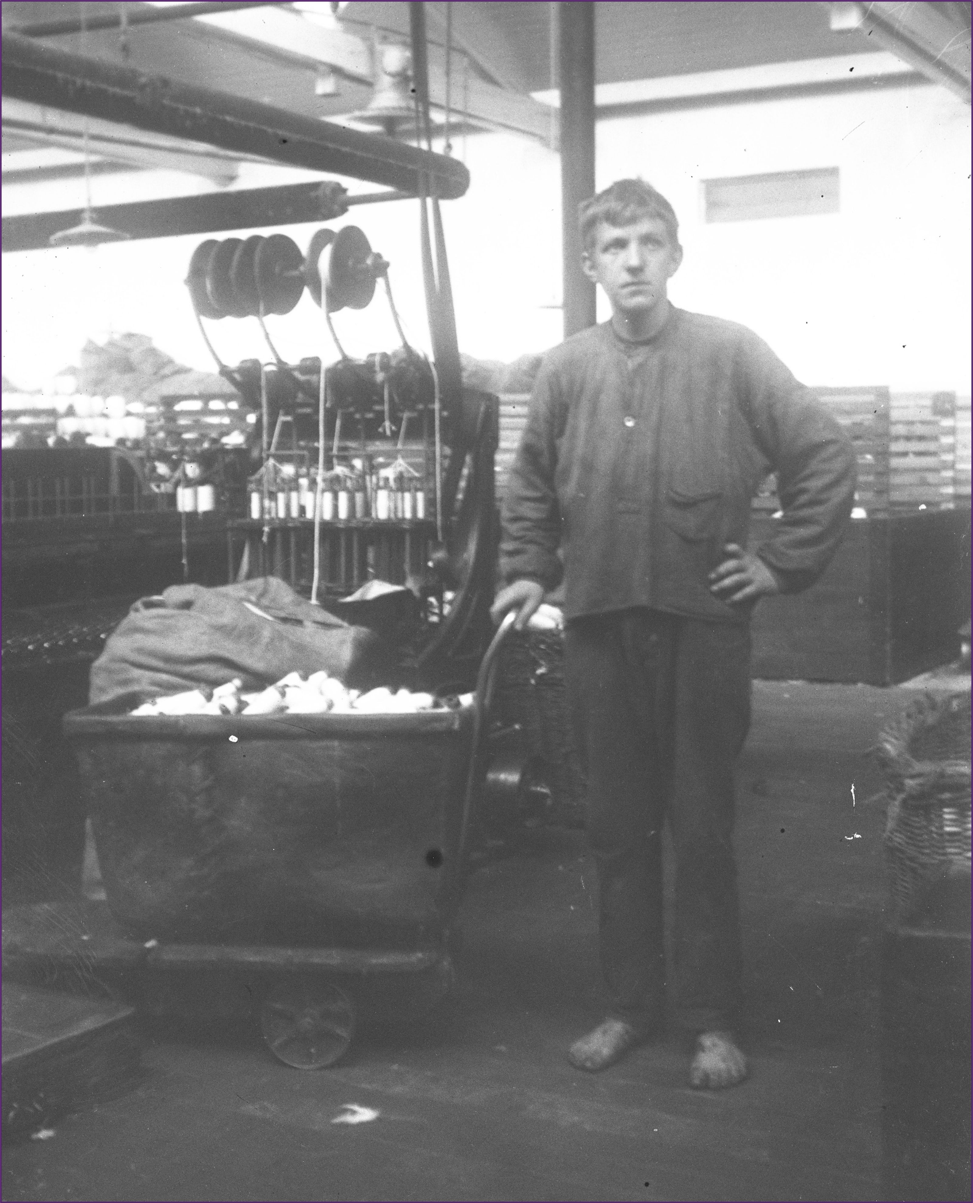 Ung tekstilarbejder ved De Danske Bomuldsspinderier, Spinderigade, ca. 1915.