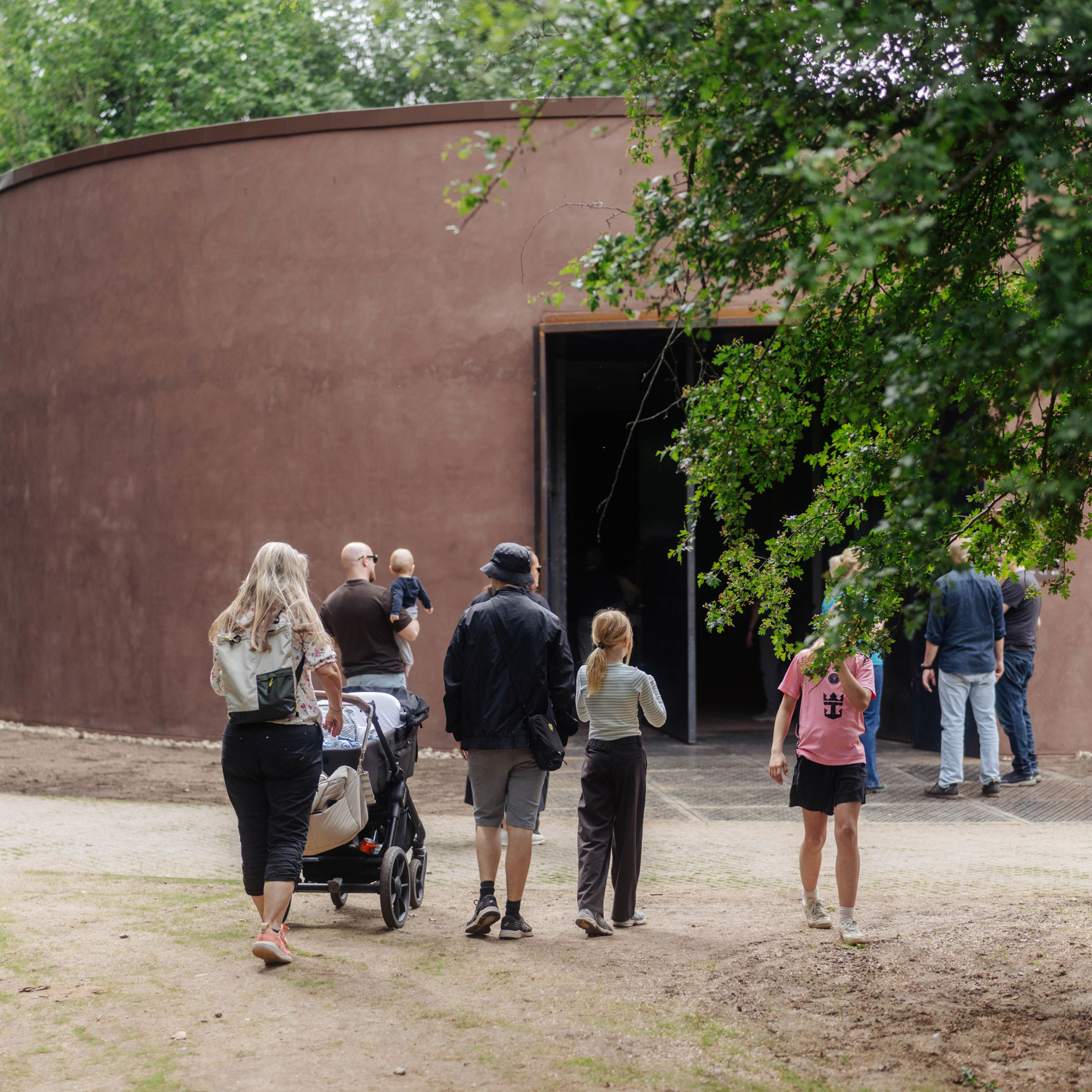 Publikum udenfor udstillingsbygningen i Egtvedpigens Verden